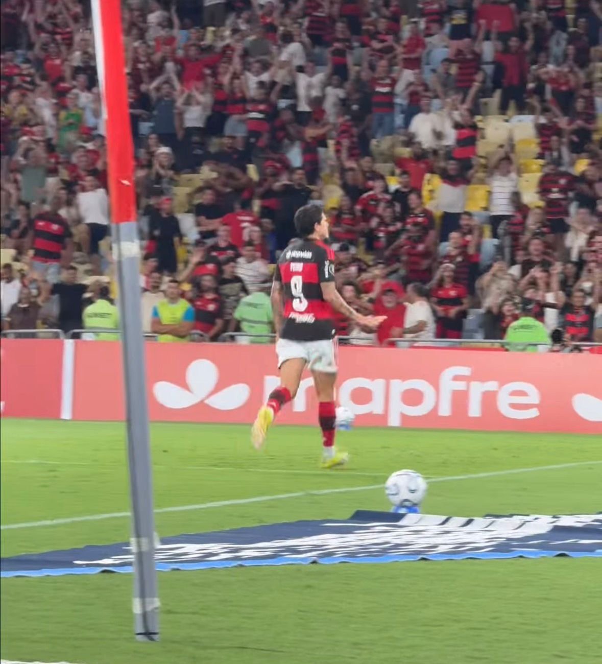 Flamengo goleia Independiente Medellín no Maracanã