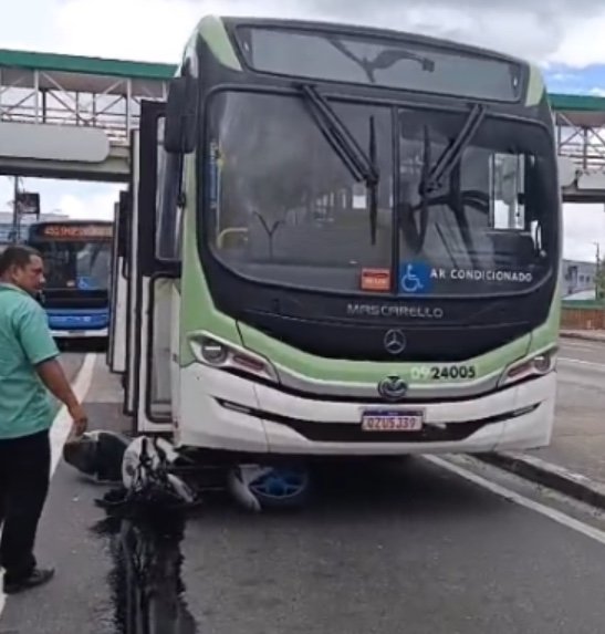 Moto fica presa sob ônibus após acidente na Av. Constantino Nery; vídeo
