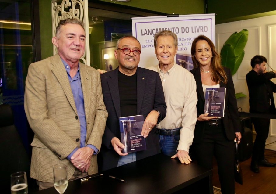 Arthur Neto prestigia lançamento de livro sobre tecnologia e Direito em Manaus