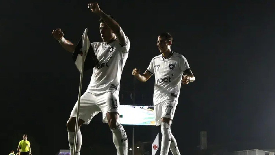 Botafogo vira o clássico contra o Vasco e dorme na frente do rival no Brasileirão