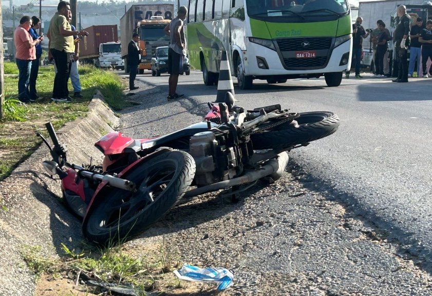 Motociclista morre ao ser arremessado para baixo de micro-ônibus na Av. Oitis