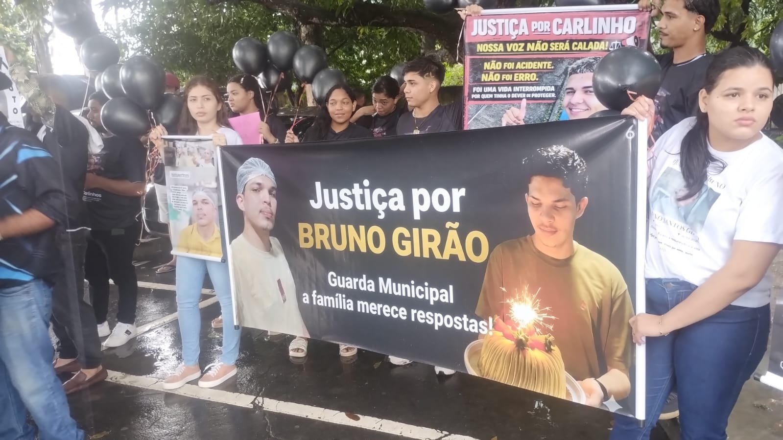 Familiares realizam manifestação em frente ao fórum e pedem justiça pela morte de Carlos André