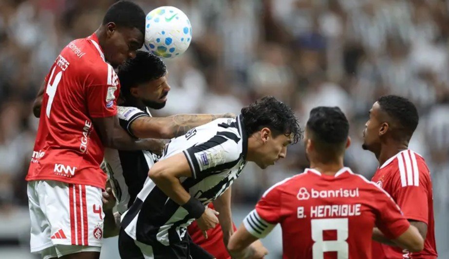 Botafogo empata com Internacional em Brasília e perde chance de subir na tabela