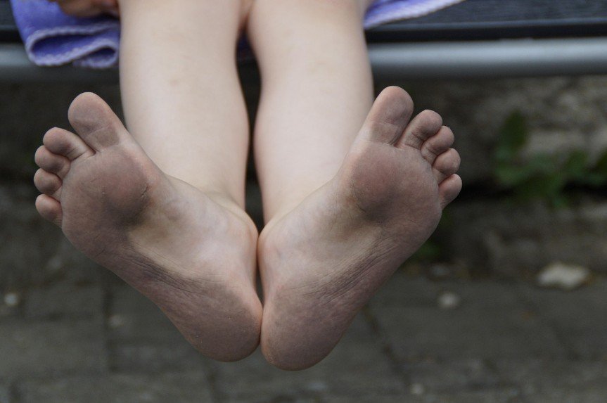 Menina de 5 anos é resgatada por gari após ser abandonada durante a madrugada na Compensa