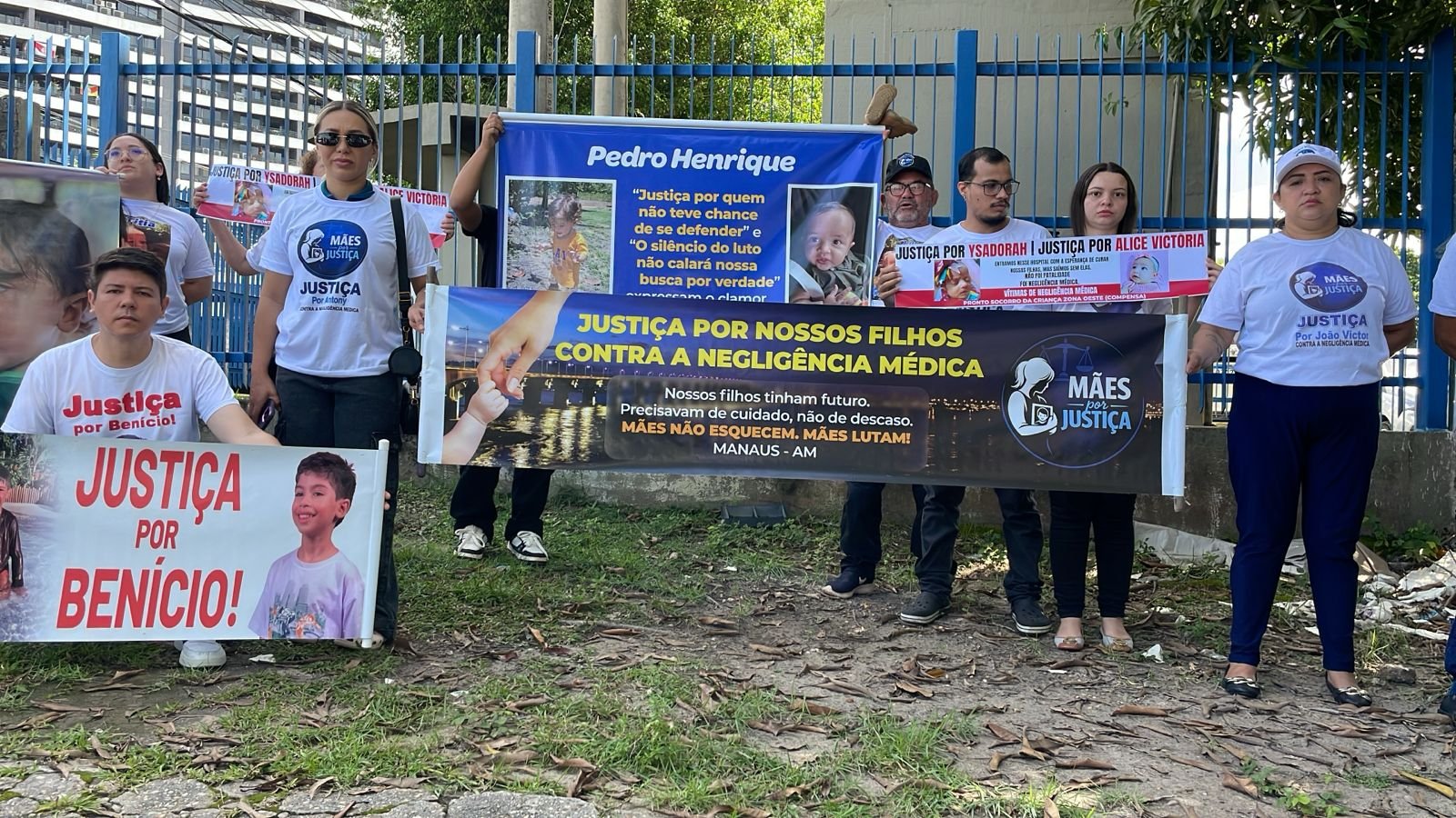 Pais protestam por justiça após mortes de crianças no Amazonas