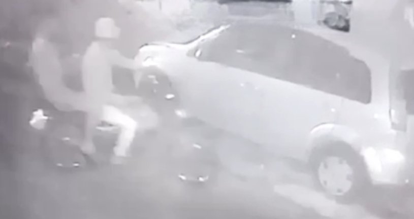 Suspeitos em moto ateiam fogo em carro de PM no bairro Santo Antônio