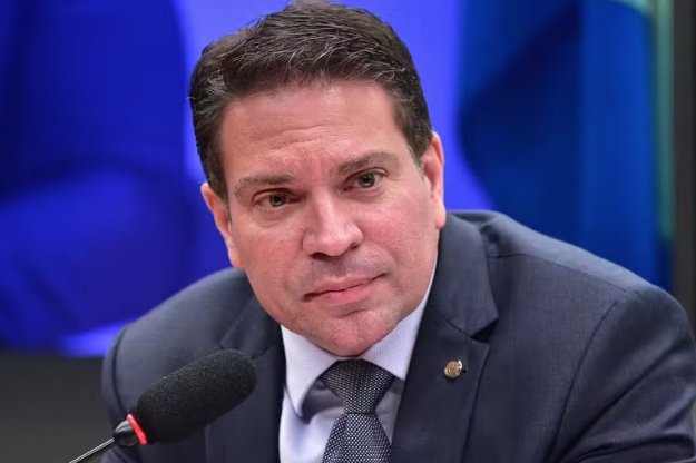 EUA divulgam foto de Alexandre Ramagem sob custódia do ICE; veja