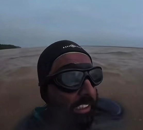 Colombiano que atravessa a Amazônia a nado aporta em Coari