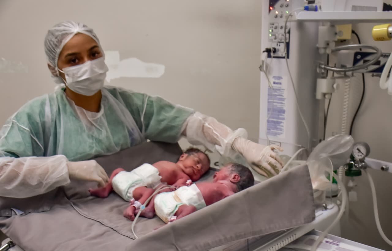 Mãe de seis filhos dá à luz trigêmeos na Maternidade Ana Braga