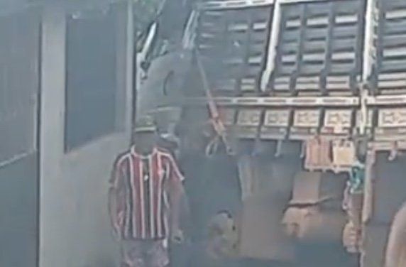 Caminhão perde controle e invade área de casa no bairro Santo Inês; vídeo