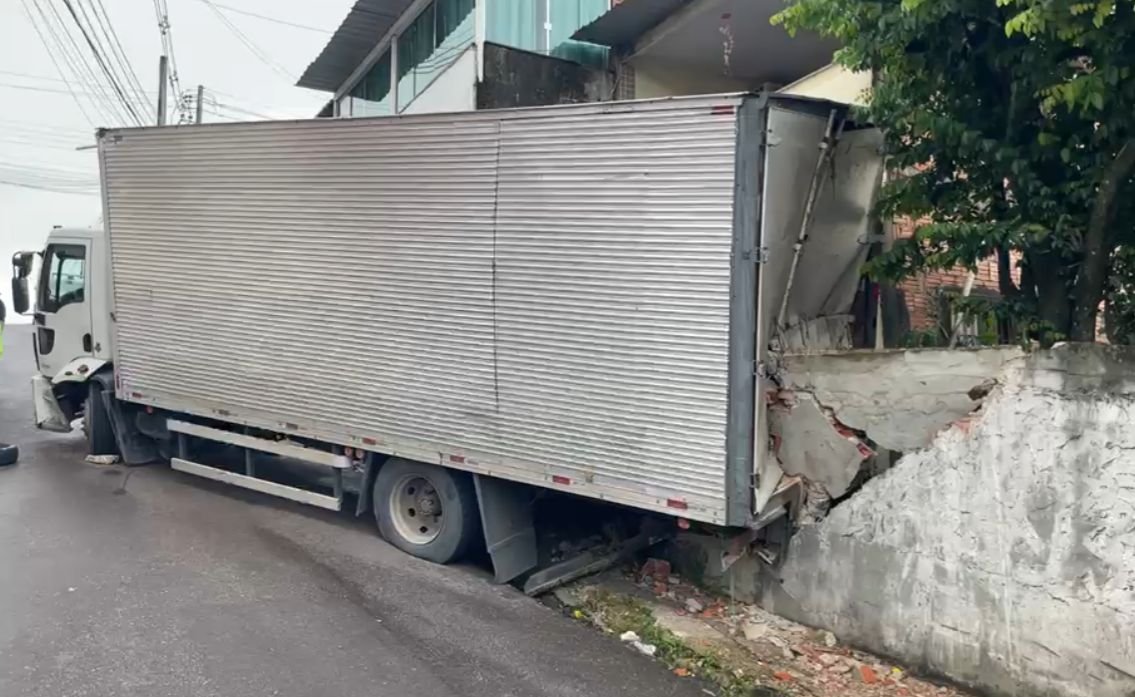 Caminhão invade muro de casa no bairro Santo Antônio; é a sexta vez que imóvel é atingido