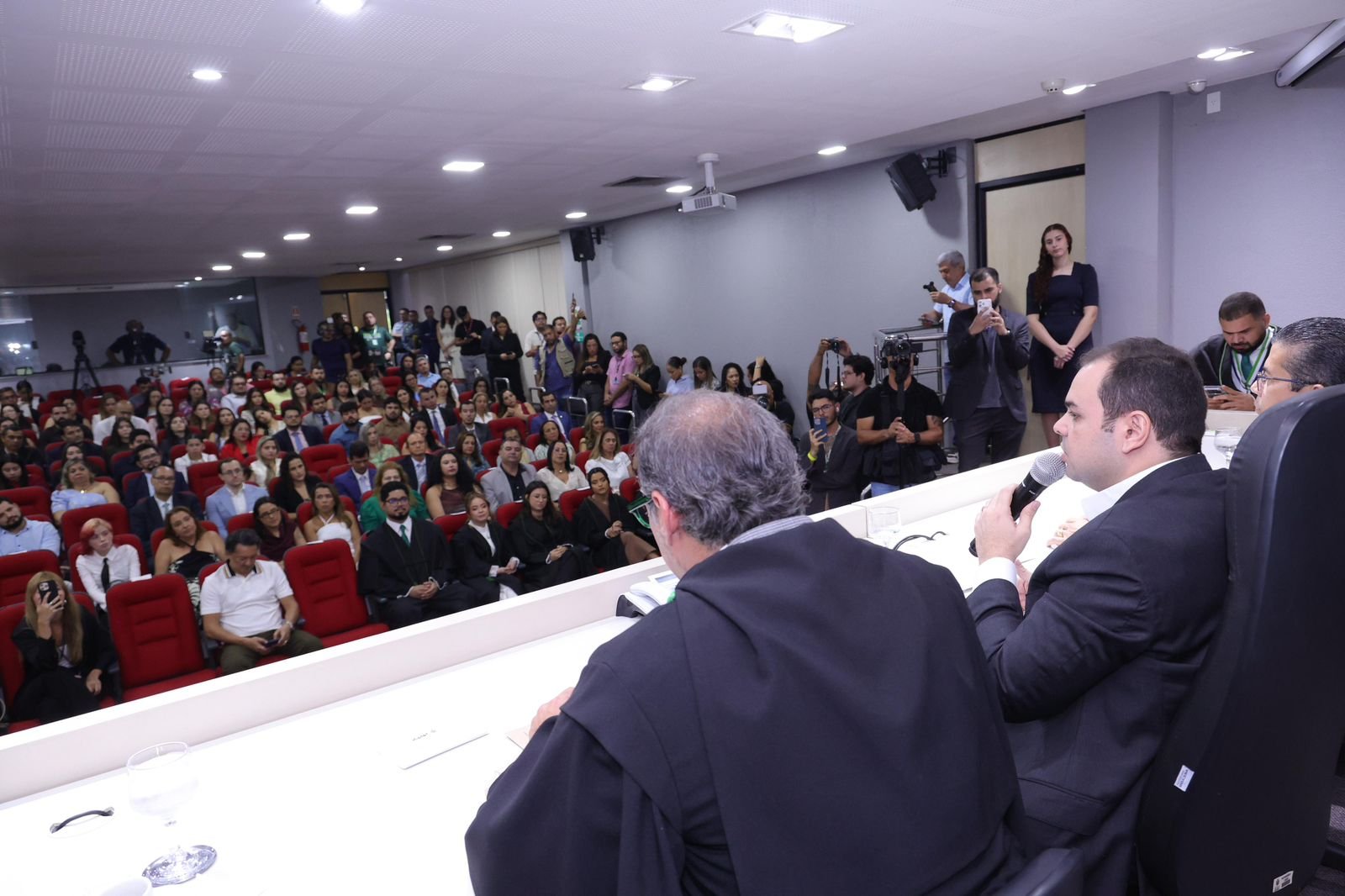 Roberto Cidade impõe ritmo, evita crises e busca deixar  sua marca no governo