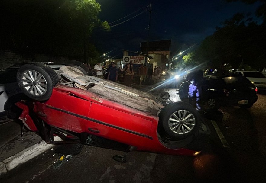 Motorista é lançado para fora de carro em grave acidente na Av. Manaus 2000