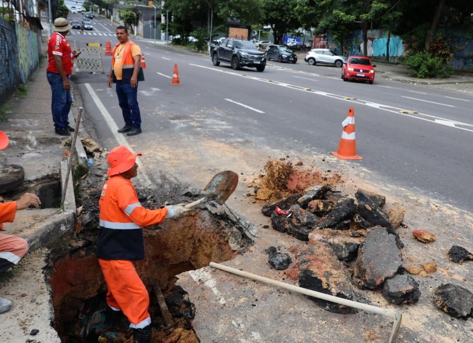 Prefeitura de Manaus recupera drenagem e libera tráfego na Av. Umberto Calderaro
