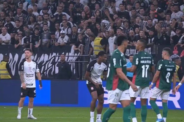 Dérbi entre Corinthians e Palmeiras termina sem gols e com duas expulsões