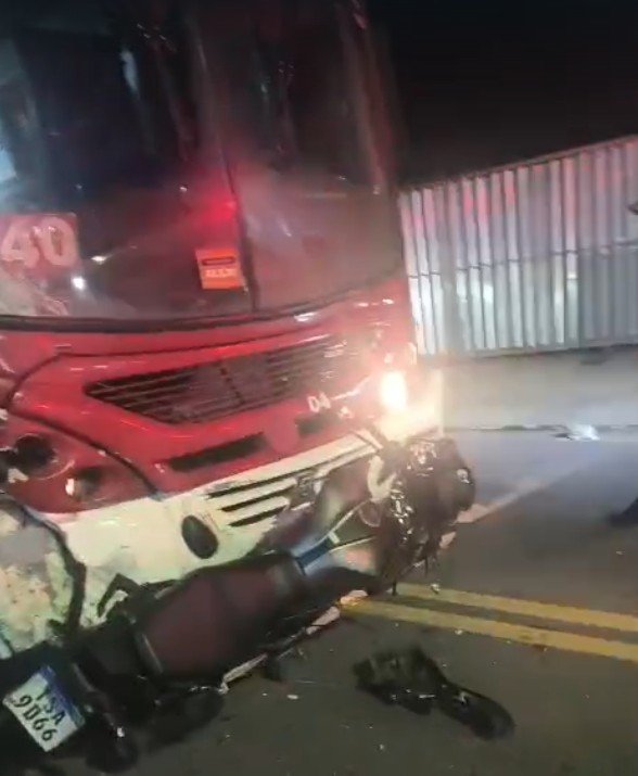 Mulher morre e homem fica gravemente ferido em acidente entre moto e ônibus em Flores