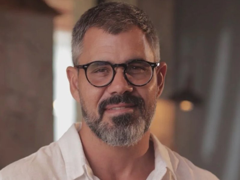 Juliano Cazarré anuncia curso para "homens enfraquecidos" e gera polêmica