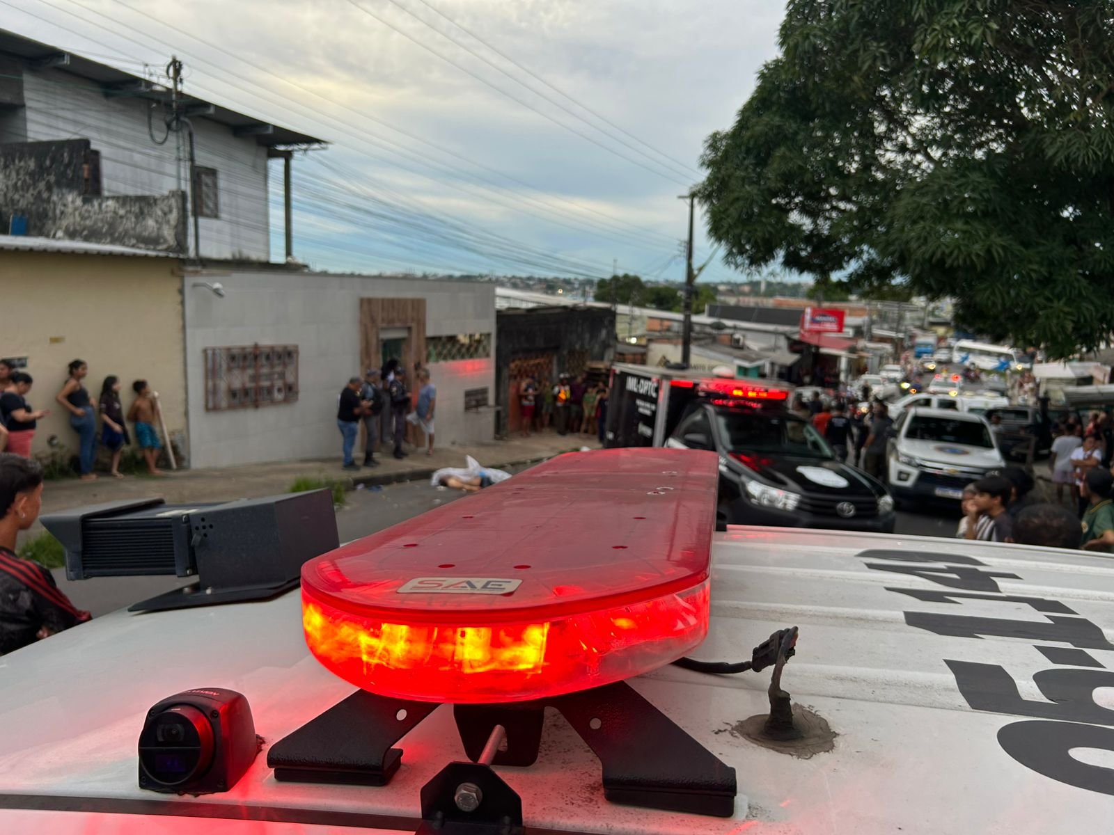 Motorista morre em suposto assalto, carro fica desgovernado e suspeito é espancado em Manaus