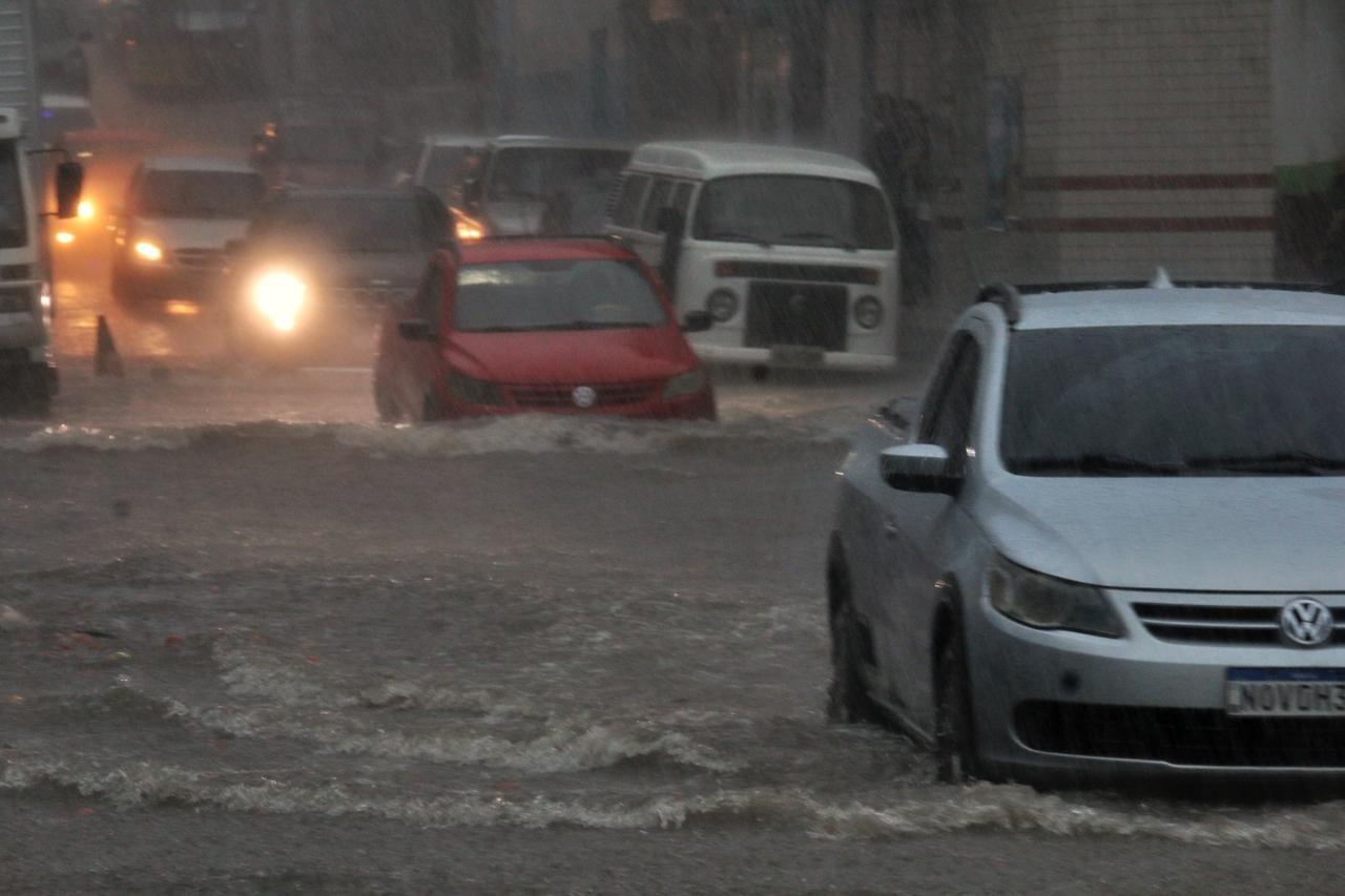 Defesa Civil emite alerta de risco severo para alagamentos em Manaus
