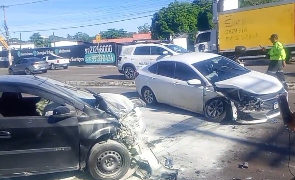Carro pega fogo durante acidente e duas pessoas ficam feridas na Av. Efigênio Sales