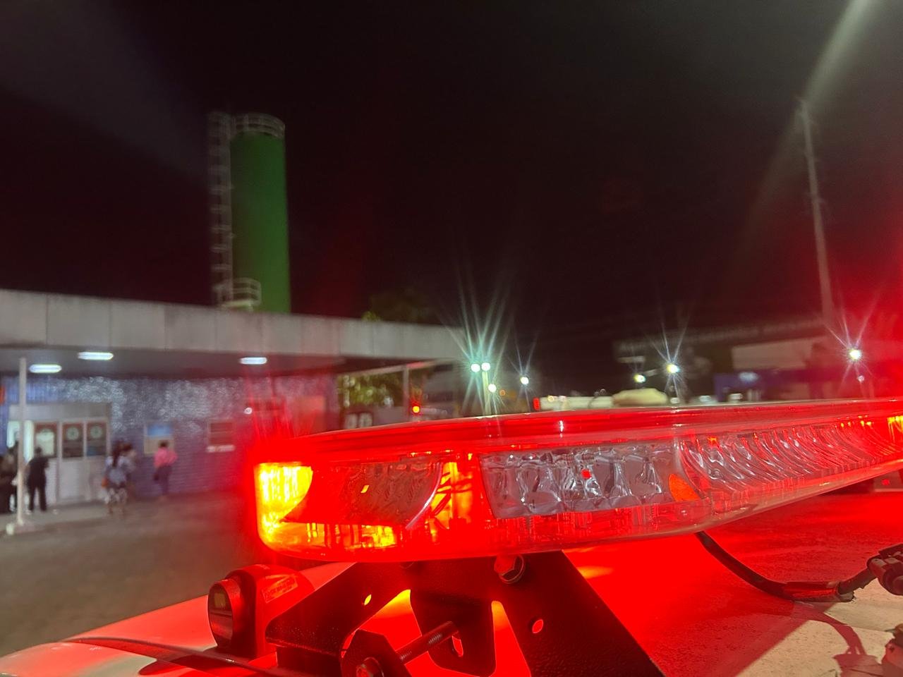 Homem é salvo de espancamento pela PM após esfaquear ex-mulher e ex-sogra em Manaus