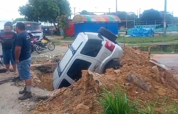 Carro despenca em cratera profunda no Conjunto Canaranas