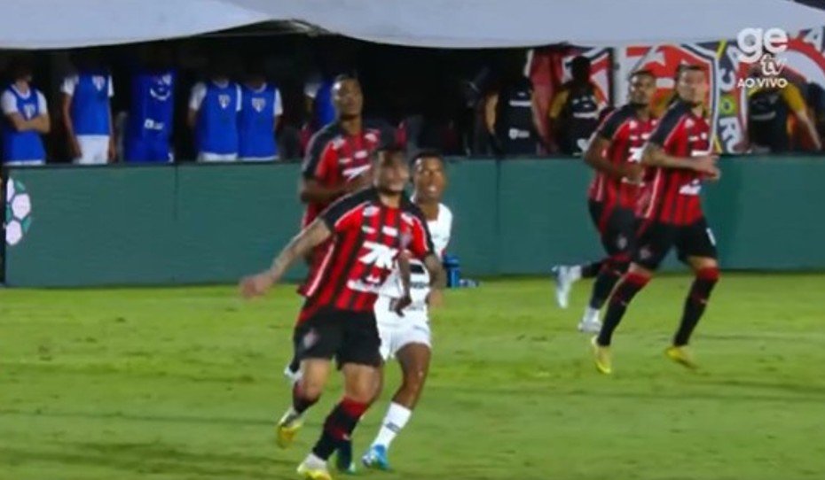 Vitória supera São Paulo e sobe na tabela do Brasileirão