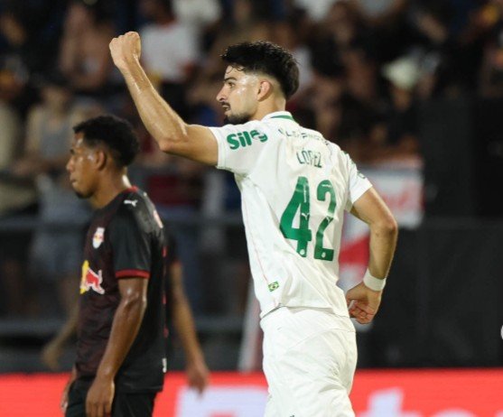 Palmeiras vence o Bragantino e dispara na liderança do Brasileirão