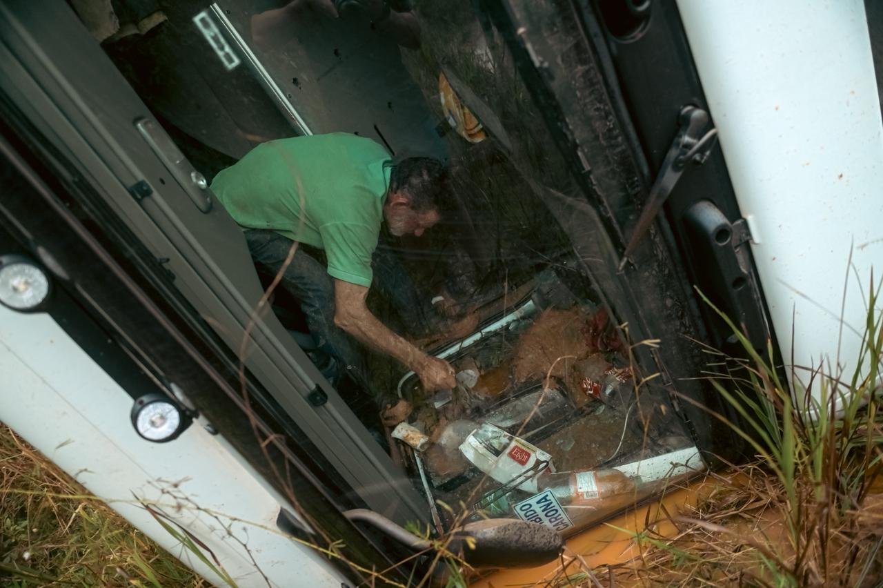 Carreta tomba na BR-319 e motorista é salvo por equipe de documentaristas