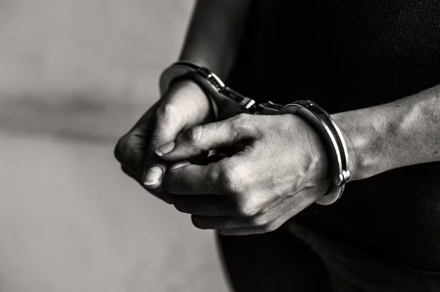 Ex invade casa e agride mulher com capacete em Manaus