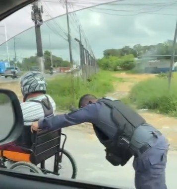 PM's interrompem patrulhamento para ajudar cadeirante  chegar ao trabalho em Manaus