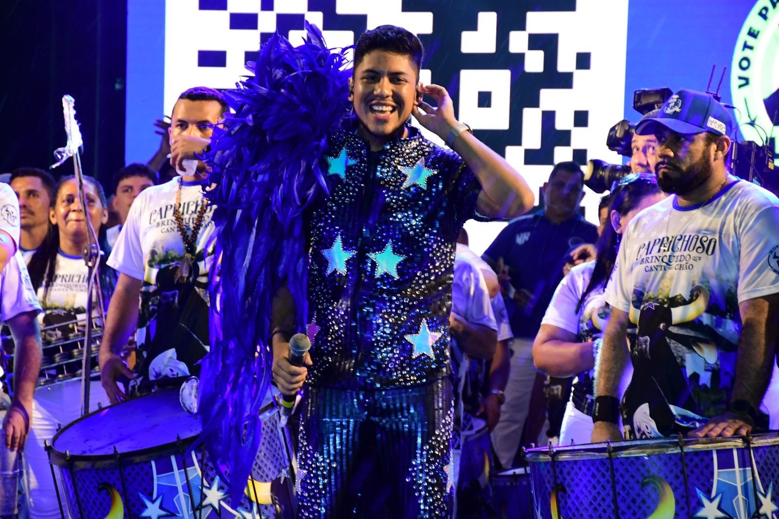 Torcida azul e branca lota Sambódromo no primeiro Bar do Boi Caprichoso 2026