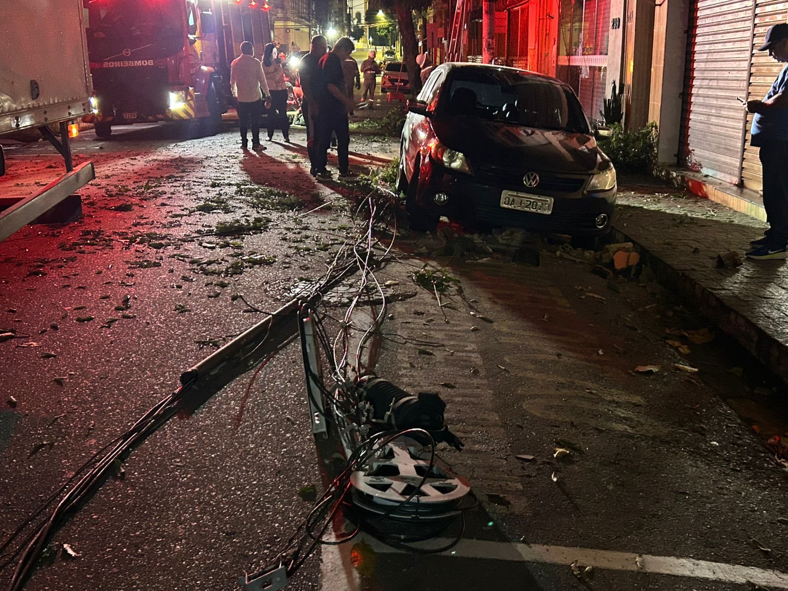 Caminhão derruba árvore e deixa trecho do Centro sem energia