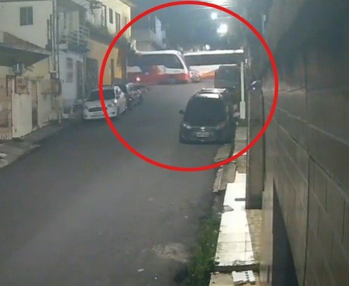 Vídeo acidente entre carro e micro-ônibus que deixou mulher ferida no Alvorada 2