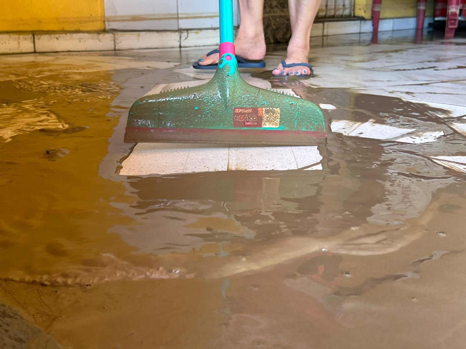 Moradores se revoltam com Águas de Manaus após lama invadir casas e destruir tudo no Novo Aleixo