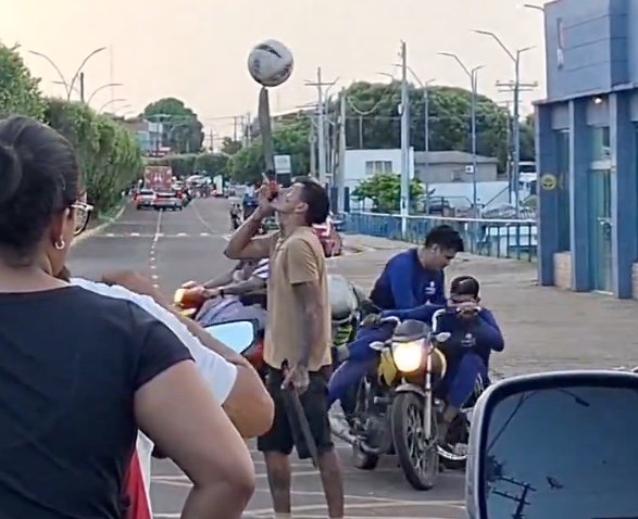 Motociclistas se distraem com artista de rua e colidem em Manacapuru; vídeo