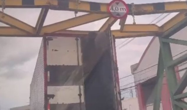 Caminhão fica preso em limitador de altura na Av. João Valério; vídeo