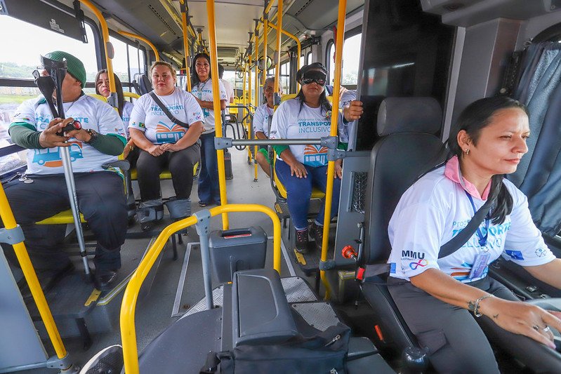 Motoristas de Manaus usam vendas e pesos durante curso para simular rotina de idosos