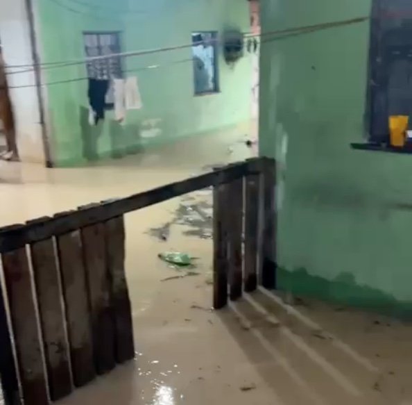 Fortes chuvas inundam casas na Comunidade Santa Marta neste sábado
