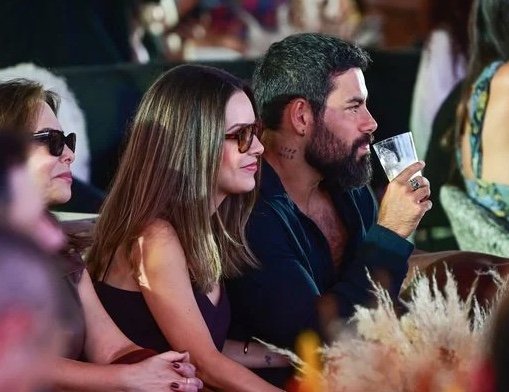 Sandy faz rara aparição pública com namorado e agita fãs: "Que bonito"