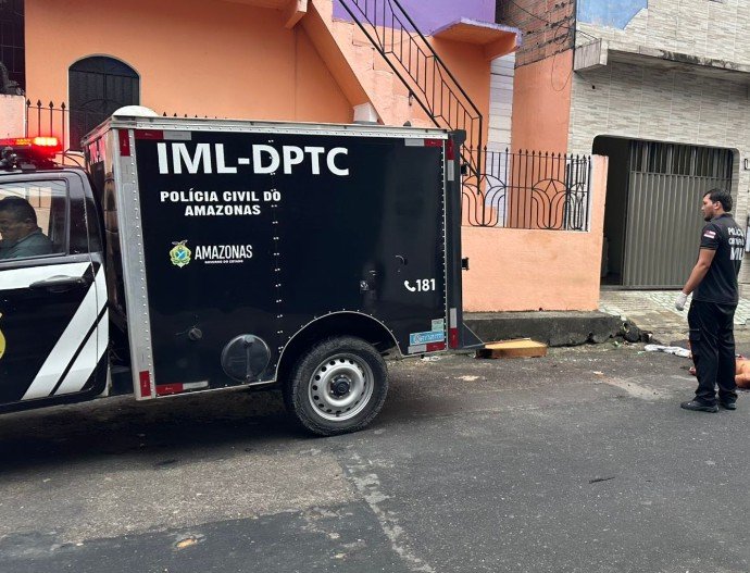 Homem mata namorado da ex com sete facadas em casa no Novo Aleixo