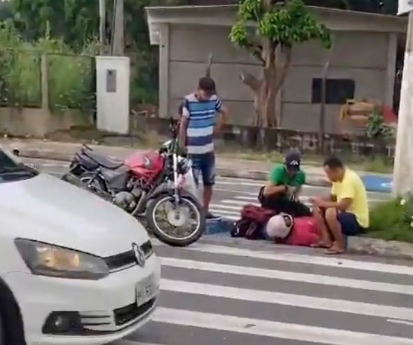 Motociclista se distrai e bate em veículo parado na faixa de pedreste em Manaus
