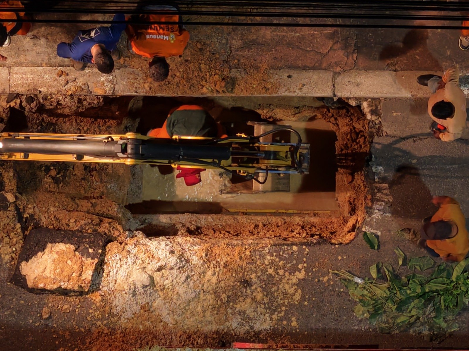 Trecho da Av. Djalma Batista é fechado para conserto de tubulação rompida