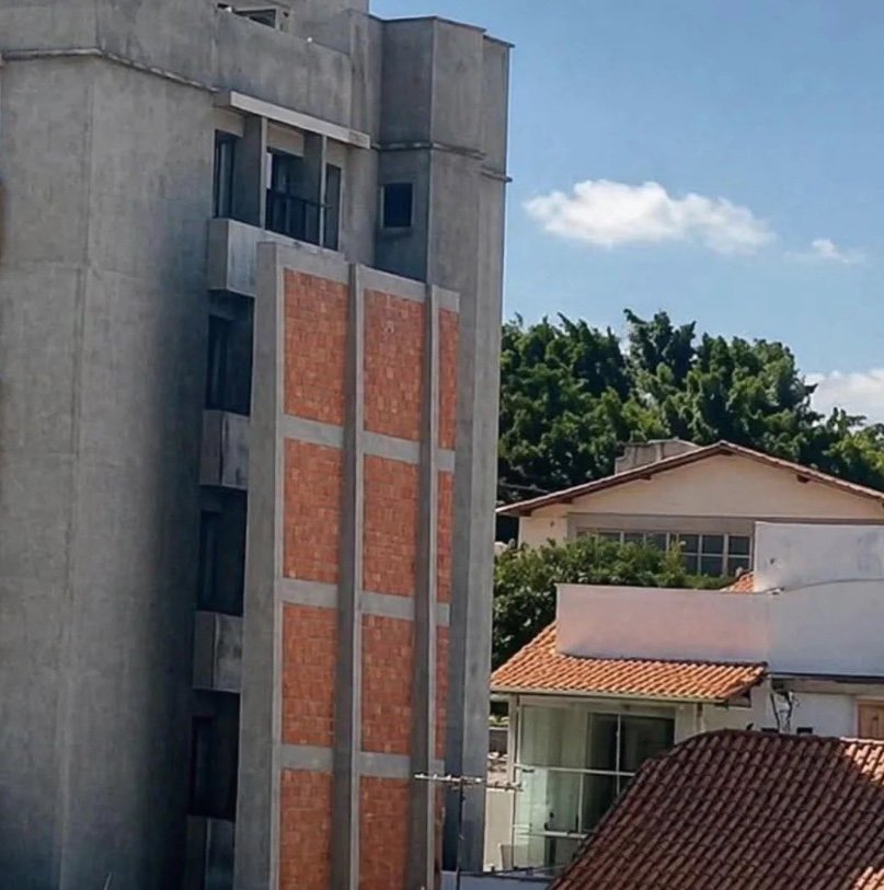 Morador constrói muro de 13 metros para bloquear vista de vizinhos em MG