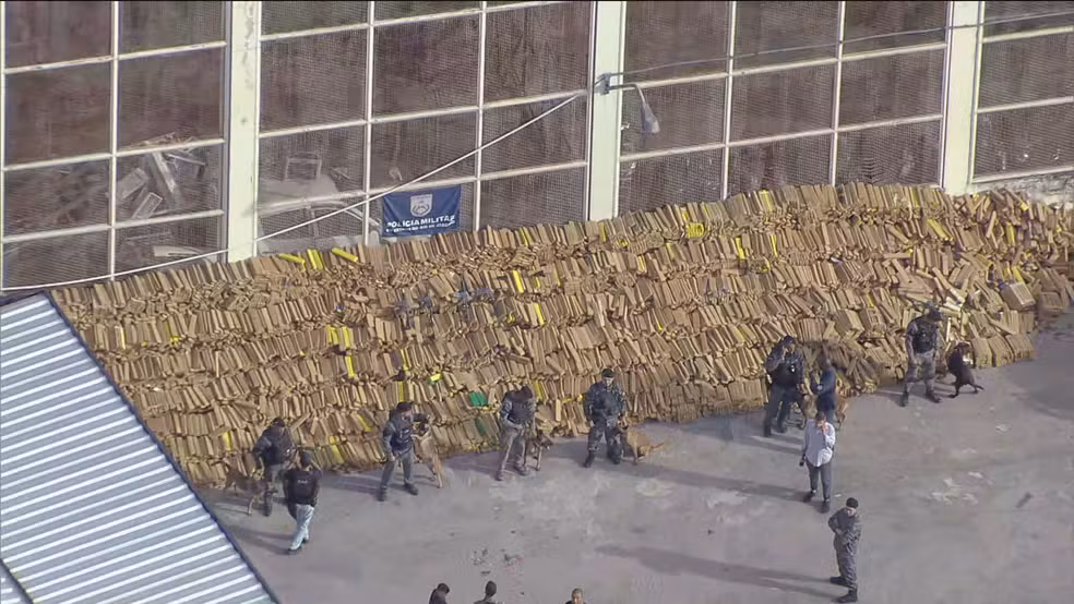 Polícia apreende 48 toneladas de drogas em bunker improvisado durante operação histórica no RJ