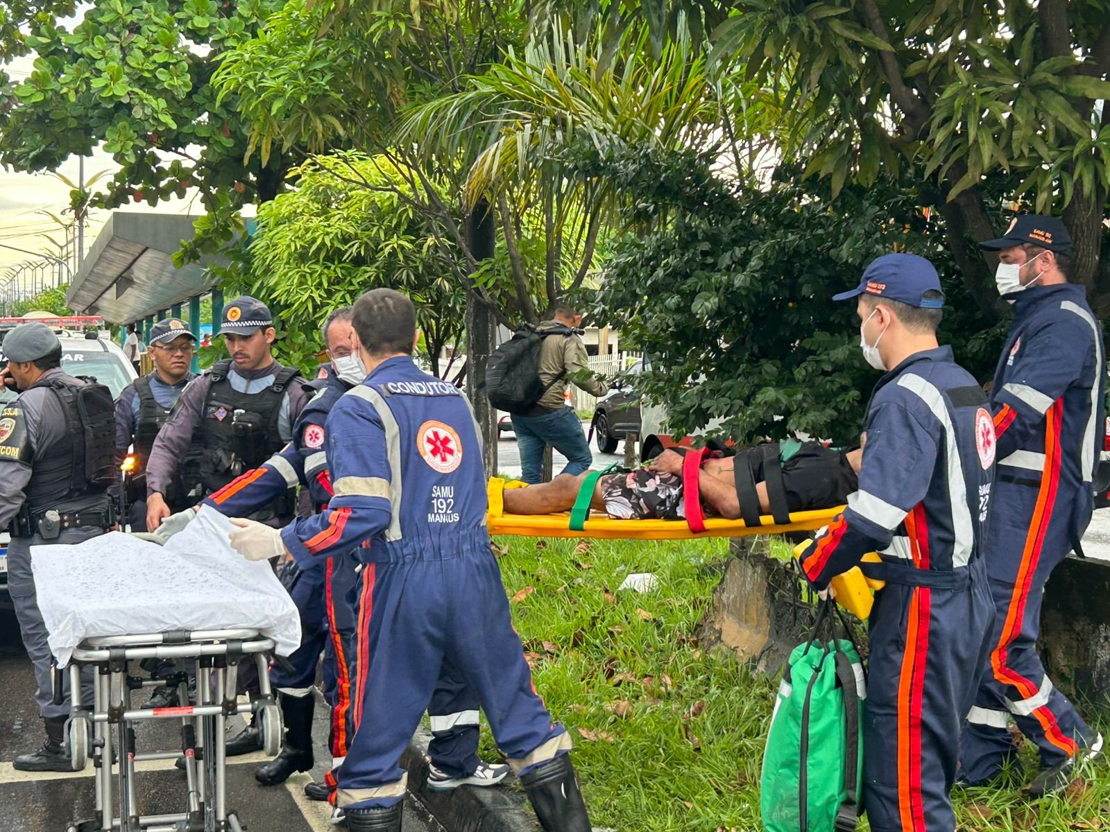 Homem baleado tenta chegar a pé ao Hospital João Lúcio, mas cai no meio da avenida