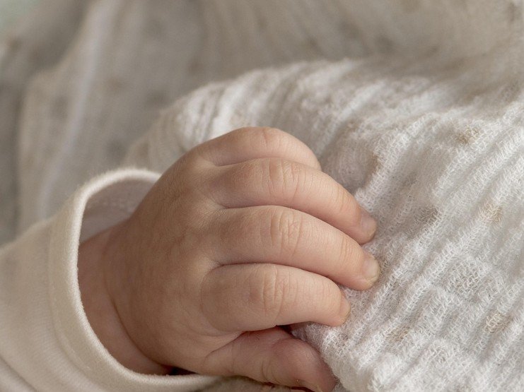 Pai é preso suspeito de fraturar costelas e cabeça de bebê a pancadas no Tancredo Neves