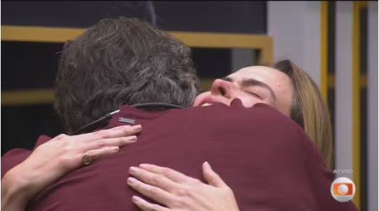 Tadeu Schmidt invade a casa e emociona finalistas do BBB26