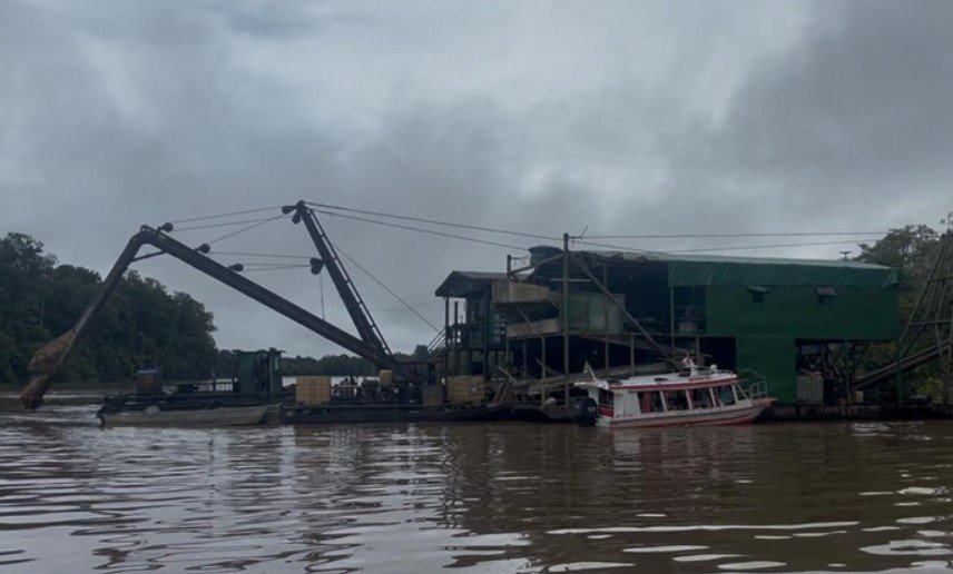 Operação Yuruparí destrói 18 dragas e 12 rebocadores no Amazonas