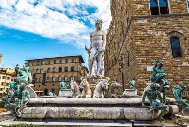 Por "desafio", mulher tenta tocar pênis de estátua de Netuno e recebe multa de R$ 30 mil